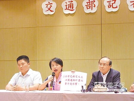 3名藍委江啟臣、楊瓊瓔(中)、顏寬恒(左),陪同交通部長陳建宇(右)出席交通部記者會。(湯雅雯攝)
