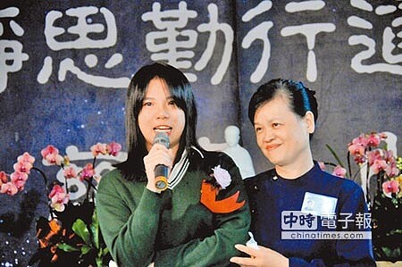 有愛最美!慈濟基金會基隆共修處昨舉辦「新芽獎學金」頒獎典禮,其中,16歲獲獎者邱怡玲(見圖左曾百村攝)因從小協助工傷癱瘓的父親推輪椅,風雨無阻的精神,無異是父親的「第二條腿」,邱女表示,未來還要就讀航海系,希望有朝一日帶著爸媽環遊世界。