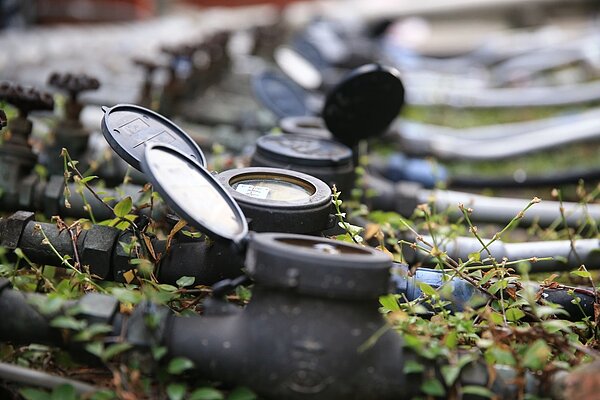 鉛水管問題引發民眾恐慌,許多民眾盼瞭解自身是否是鉛管使用戶,並盼政府儘速汰換鉛管。 報系資料照