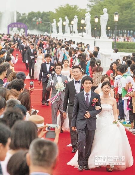 
　幸福　　奇美博館舉辦聯合婚禮，113對新人攜手走過紅毯步入會場，接受兩旁親友的祝福。（黃仲裕攝）
 