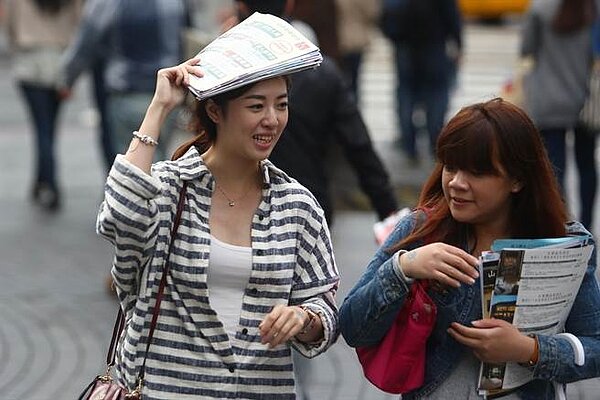 今天東北風更強,除東半部之外,北部也會出現降雨,且天氣會明顯轉涼,高溫僅21至24度。(中時報系資料照,鄧博仁攝)