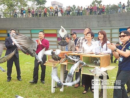 
一鴿文創公司昨日在國美館草地放飛99隻鴿子，象徵「夢想之翼、希望啟程」。（馬瑞君攝）
 