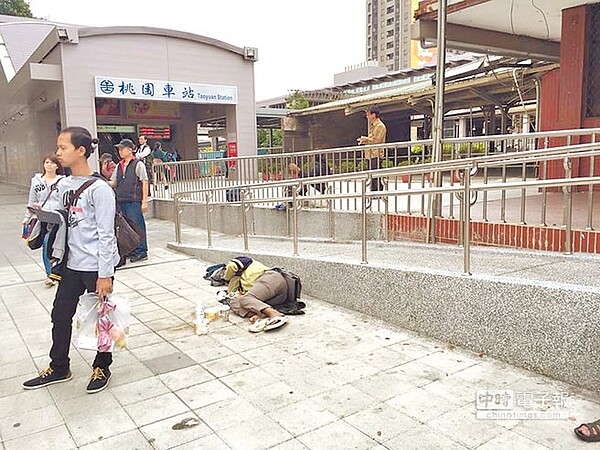 天氣變冷，街友原本聚集的長安地下道因封閉，他們轉移陣地到啟用不久的桃園新站外，成為新據點。（甘嘉雯翻攝）