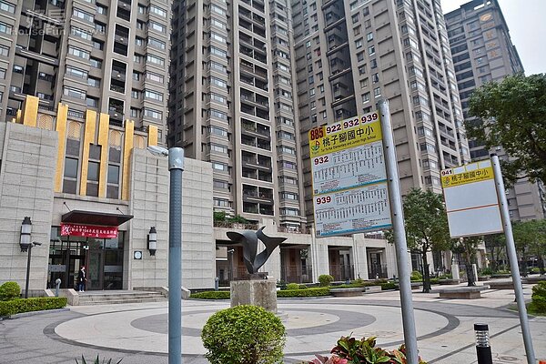 紫京城前就有桃子腳國小公車站牌。（好房網News記者 陳韋帆／攝影）