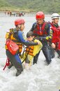 30人溯溪受困　湍流中驚險救援