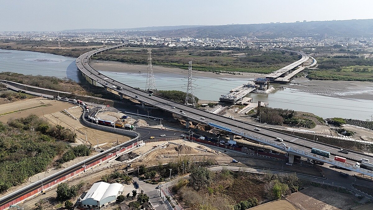 大肚和美橋落實「中彰30分鐘生活圈」，對地方發展有重大助益，房市也受惠。圖／彰化縣政府提供