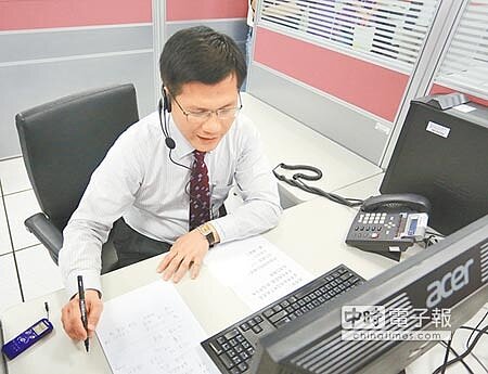 1日接線生 市長林佳龍曾到1999當1日接線生,獲5星服務獎第1名,是給每年接20萬通電話的話務人員最大肯定與鼓勵。(盧金足攝)
