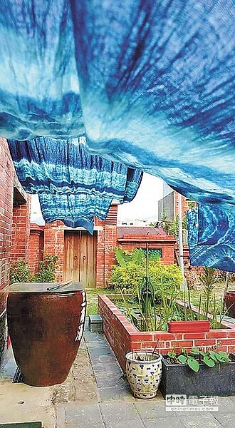 在地ㄟ林炯任(中)透過以藍染、巷弄彩繪、輕文旅為特色的生活藝術節,由在地人講述在地史。(謝幸恩攝)