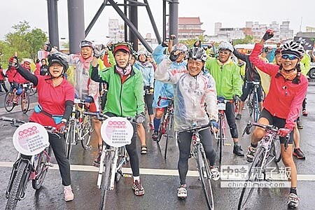 生命鬥士 台灣抗癌協會發起單車環島挑戰,10天要完成1100公里,理事長吳興傳(右二)一行人昨日從宜蘭出發,宜蘭縣長夫人林素雲(右三)也加入陪騎行列。(王亭云攝)
