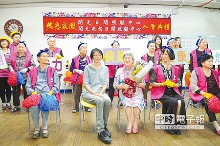 總統夫人周美青(前左二)造訪老人日間照護中心與長輩互動。(程炳璋攝)