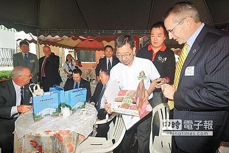 魚池鄉公所、鄉農會赴北行銷日月潭紅茶,美國國會團品嘗後,大表讚揚。(沈揮勝攝)