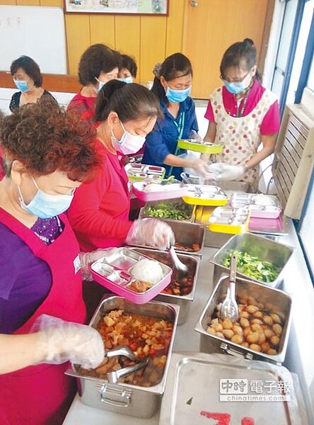 古坑光昌社區長青食堂和毗連的永光國小合作,阿公阿嬤與小朋友同樣吃3菜1湯。(許素惠攝)