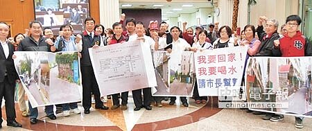 楊梅自由天地社區近400戶居民唯一聯外道路面臨法拍,2日在議員李家興帶領下到議會陳情。(蔡依珍攝)