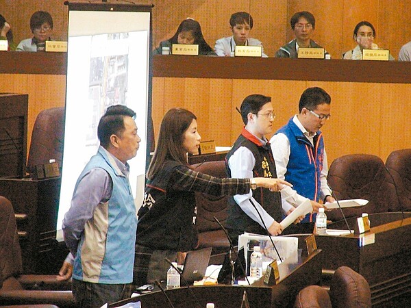 國民黨籍市議員魯明哲(左起)、舒翠玲、梁為超、楊朝偉,昨天輪番針對農地違規使用議題質詢。 記者游文寶/攝影