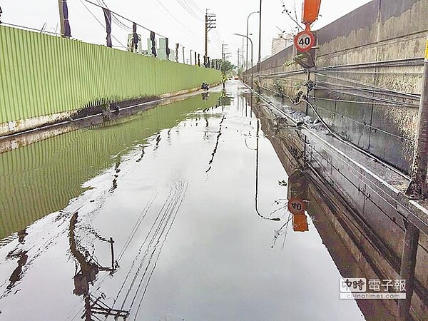 新北市汐止區中興路昨疑因油管爆裂，燃料油流入草濫溪，中油人員表示該油體為鍋爐用燃料油，已透過遠端控制自由閥關閉供油。（民眾提供）