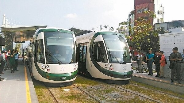 高雄輕軌最近又改為單線雙向行駛。( 圖/本報資料照片)