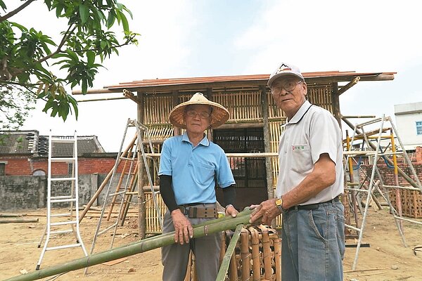 溪口鄉天赦庄8旬竹編老師傅蔡火山(左)及鄭錦宗,帶領社區居民純手工打造已消失20年的竹筒厝。 記者呂慧瑜/攝影
