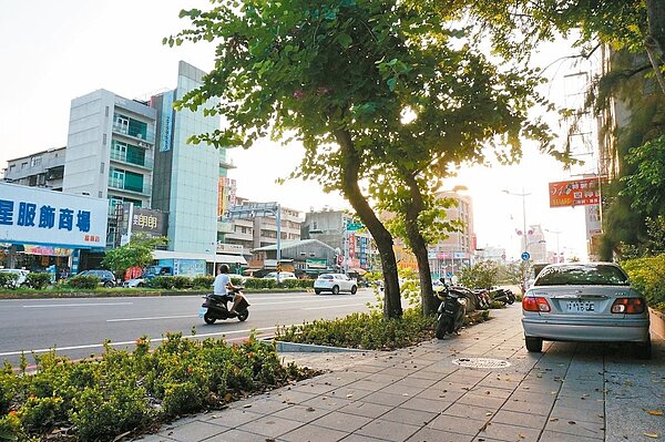 嘉義市垂楊路從新民路至啟明路間兩側人行道,將全面設置路阻,防止車輛開上去違規停放。 記者林伯驊/攝影