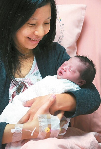 立院昨初審通過「國民年金法」修正草案,提高生育給付至二個月,最快明年初產婦生一胎可領三萬六千五百六十四元的生育補助金,兩胎以上則按比例增付。 本報資料照片