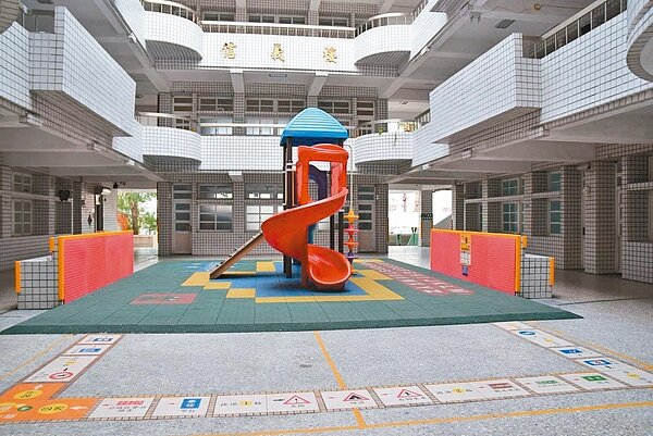 嘉義市政府計畫利用僑平國小閒置教室空間，籌設首間非營利幼兒園，3次招標都流標。 記者魯永明／攝影