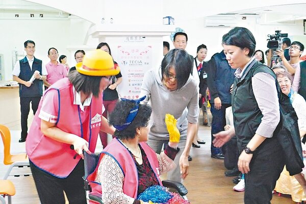 總統夫人周美青（右2）昨天到台南市開元市場參加日照中心開幕，陪同長者參觀設施。 記者鄭維真／攝影