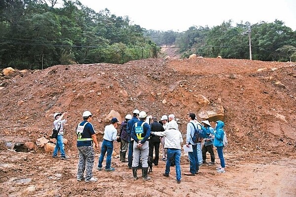 三峽竹崙路因颱風造成600公尺邊坡坍滑、路基流失，預估明年2月中旬前可修復。 圖／新北市新聞局提供