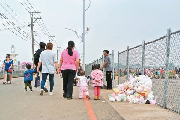 台中新社花海節還未開幕，不少遊客搶先逛，還隨手亂丟垃圾。 （記者林佩均／攝影）
