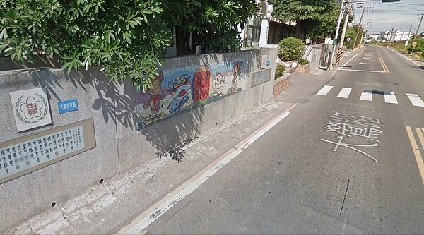 桃園市政府在大溪區大鶯路執行路平專案,地點恰好在中興國小前面,遲未完工引起家長不滿。(圖為中興國小前之示意圖,翻攝自Google Map)