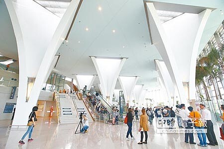 高鐵彰化站大廳下窄上寬的造型柱結合採光,是一大特色。(陳信翰攝)