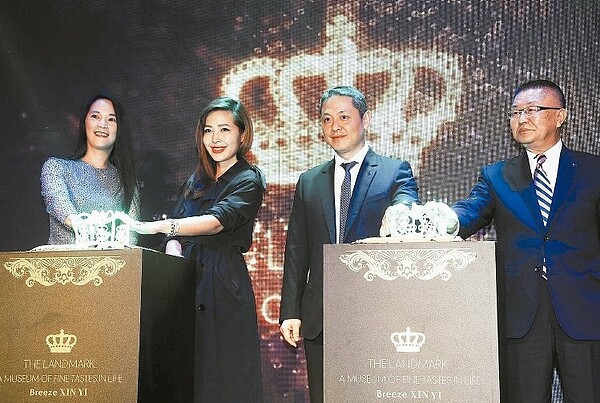 微風信義店長高德璇(左起)、行銷長廖曉喬、執行常務董事廖鎮漢、總經理岡一郎共同出席開幕記者會。 (記者林俊良/攝影)