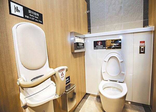廁所貼心設計,附設嬰兒座椅。 記者楊萬雲/攝影