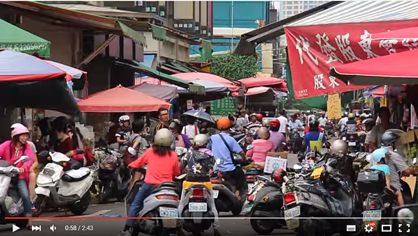 定居台中的留學生馮堂正指出,台灣人邊騎車、邊買菜的生活方式,讓空氣又臭又有毒。(翻攝自馮堂正Youtube)