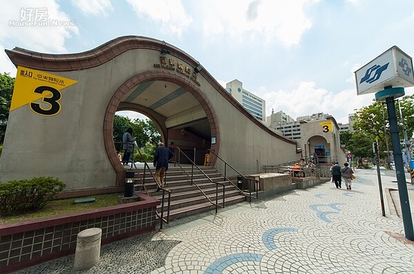 捷運亞東醫院站