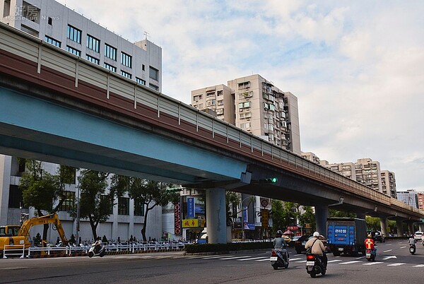 復興南北路沿途捷運都在大樓之間穿梭。(好房網News記者 陳韋帆/攝影)