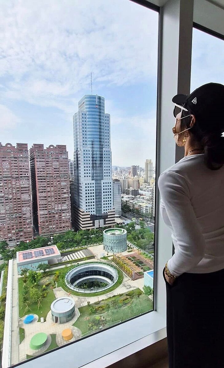 陳美鳳有錢就置產，多年前曾購入高雄85大樓旁的「諾貝爾大樓」，物件包含1~2樓店面和頂樓住家。圖／取自陳美鳳臉書