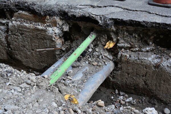 地下汙水工程挖掘，平常看不到的管線都在此時露出。（好房網News記者 陳韋帆／攝影）