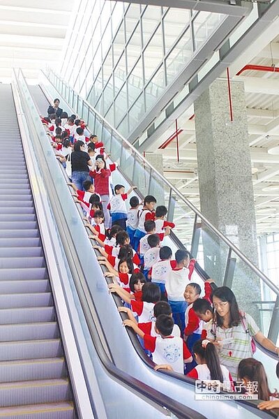 讚↑→高鐵苗栗站,昨起開始預售12月1日以後的車票。新港國中小師生搶得團體參觀頭香,學生興奮搭乘全台最長的手扶梯。(黎薇攝)