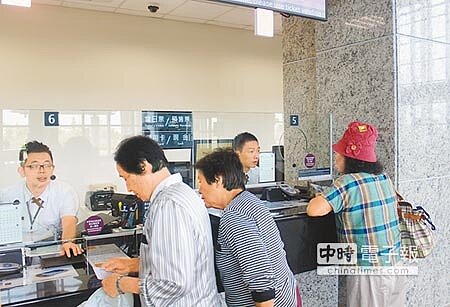 讚↑→高鐵苗栗站,昨起開始預售12月1日以後的車票。新港國中小師生搶得團體參觀頭香,學生興奮搭乘全台最長的手扶梯。(黎薇攝)