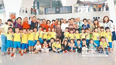 
高鐵彰化站4日開放參觀，田中鎮東路里社區的老人與強生幼兒園的小朋友「老少配」，是拔得頭籌的首發團。（鐘武達攝）
 