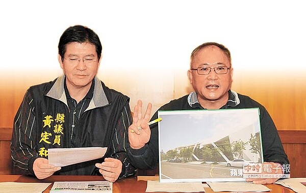 宜蘭縣議會國民黨團昨指出,有建商明明只賣2棟小樓房,卻蓋了縣內有史以來最大的銷售招待中心,質疑縣府是否掩護建商偷賣其他大建案?(簡榮輝攝)