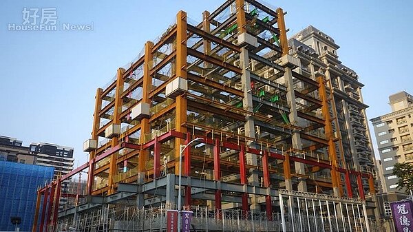 捷運環狀線施工中,新莊、頭前建案仍陸續施工。(好房網News記者賈蓉/攝影)