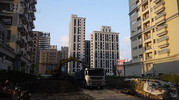 捷運環狀線施工中,新莊、頭前建案仍陸續施工。(好房網News記者賈蓉/攝影)