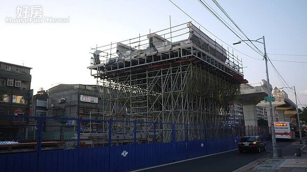 捷運環狀線施工中,新莊、頭前建案仍陸續施工。(好房網News記者賈蓉/攝影)