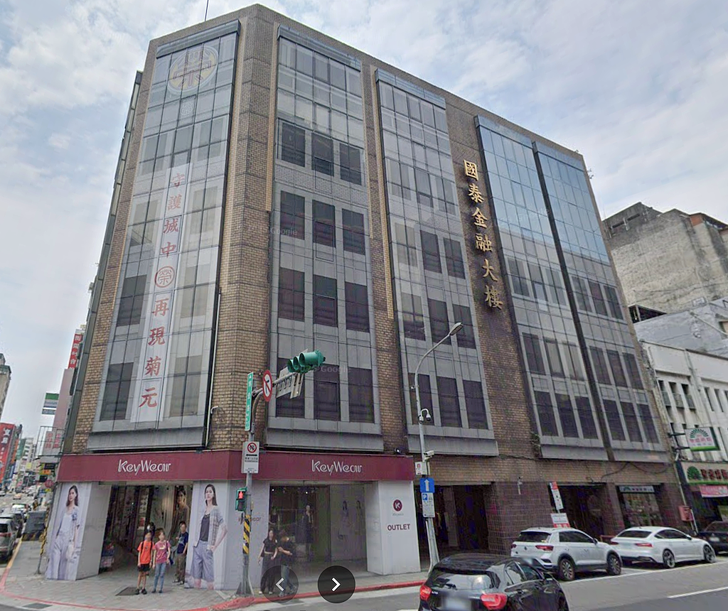 位於台北市博愛路、衡陽路口的「國泰金融大樓」，前身為台灣第一家百貨公司「菊元百貨」。圖／翻攝自GoogleMaps
