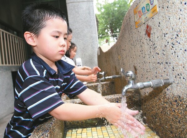 腸病毒仍在流行期，幼兒園推動小朋友勤洗手。 報系資料照
