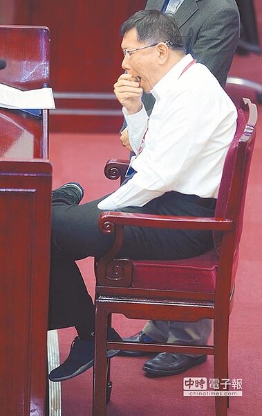 
台北市長柯文哲5日赴市議會備詢，面對議員質詢，他開了先例，坐下來翹著腳，還打哈欠。（季志翔攝）
 