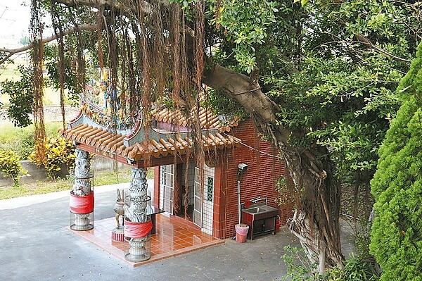 造橋談文村供奉石頭公的福德祠,環境清幽,還能散步欣賞鐵道風光。 記者張裕珍/攝影