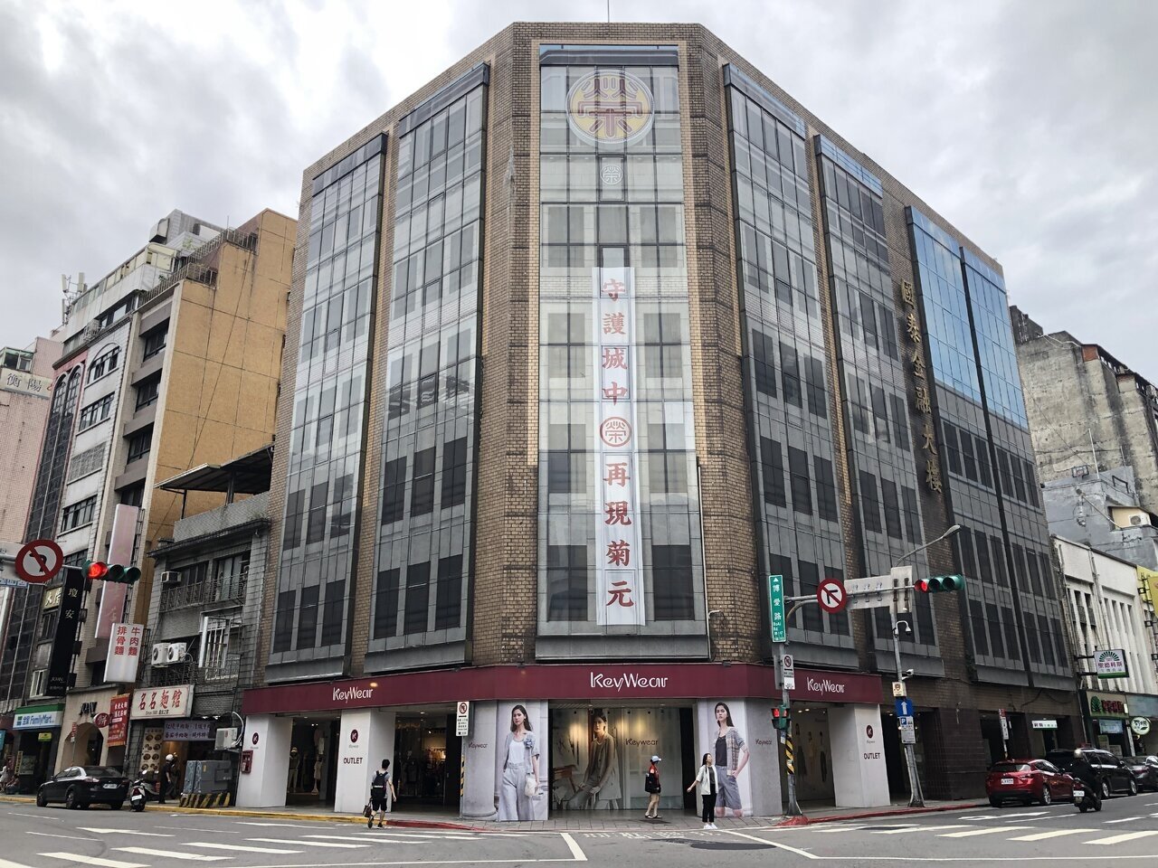 菊元百貨目前產權在國泰建設，國泰當年改建並未動結構體，只在外牆上增建玻璃帷幕，保持了菊元原貌。聯合報系資料照片 