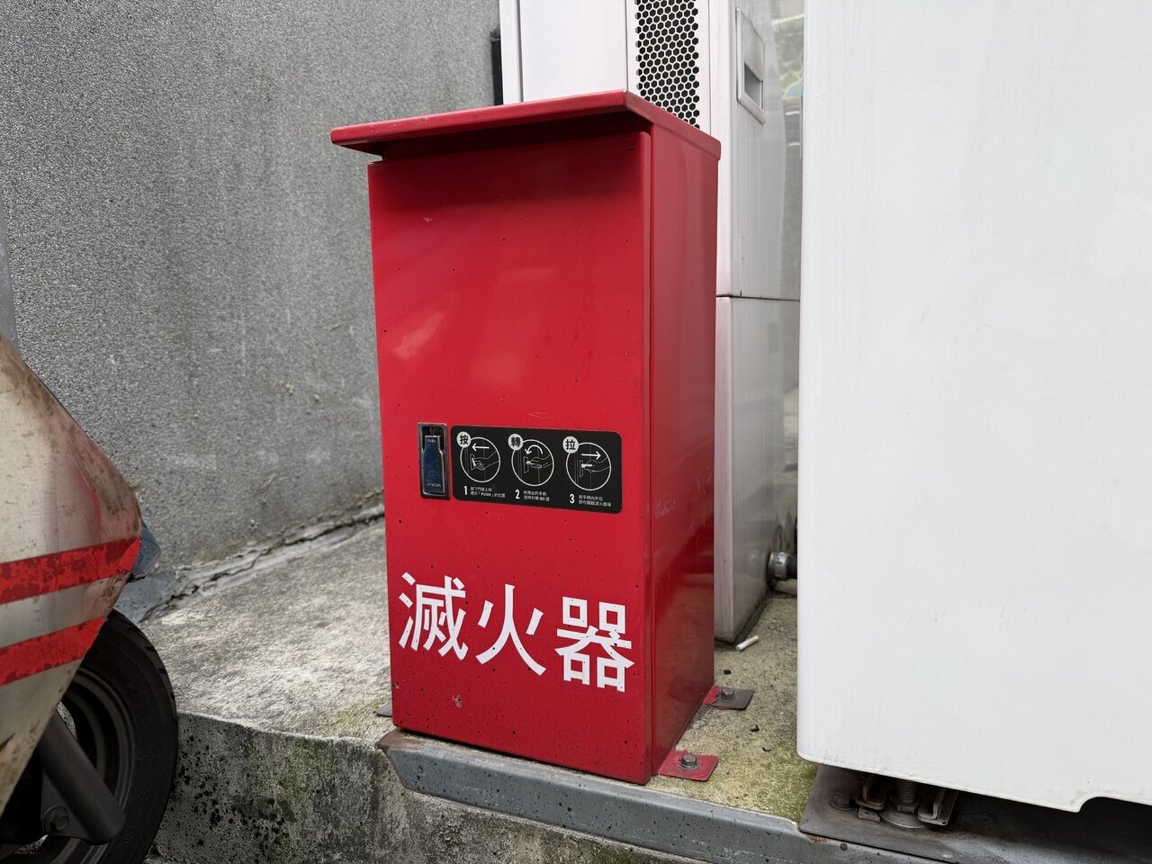 桃市府為避免滅火器自爆意外，要求曝曬於戶外的滅火器加裝保護盒，結果導致設置成本暴增近5倍，各地里基層負擔沈重。記者朱冠諭／攝影 