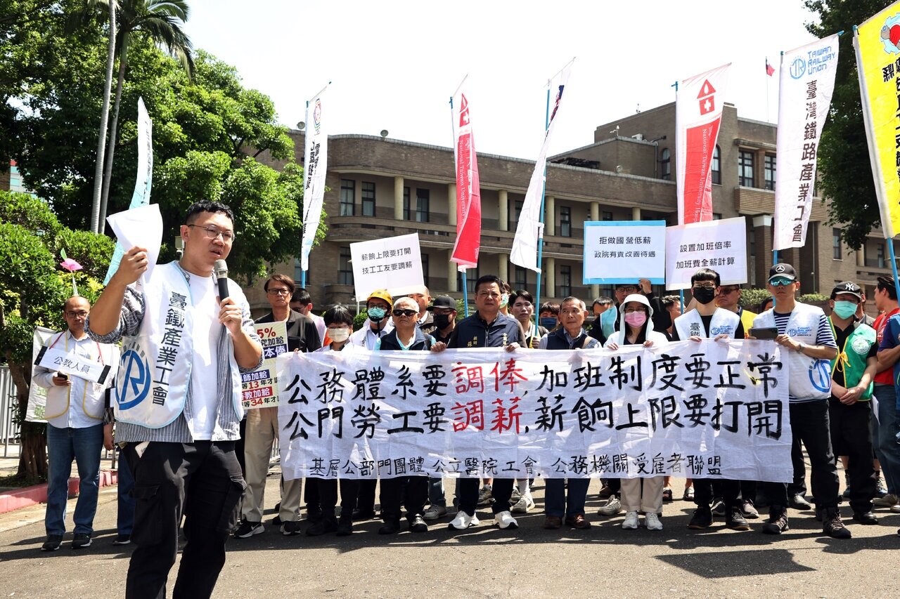 台灣鐵路產業工會、台灣公務革新力量聯盟昨天號召公務體系工會團體，前往行政院陳情，並提出各級俸額至少調高六千元等四訴求。記者邱德祥／攝影 
